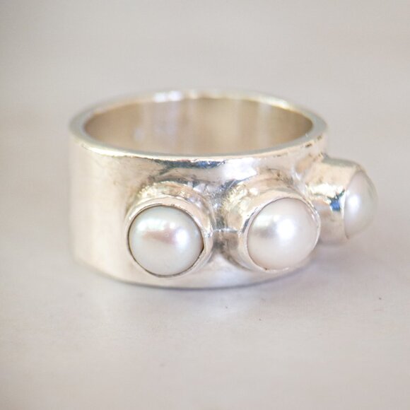 Sterling Silver Wide-Band Pearl Trio Ring — Signed “Jheri”, Size 6 - Picture 3 of 12